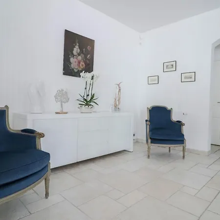 Des Collines - Absolute Calm At 10' From The Center * Антиб